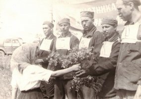 Пионеры дарят цветы участникам районных соревнований пахарей